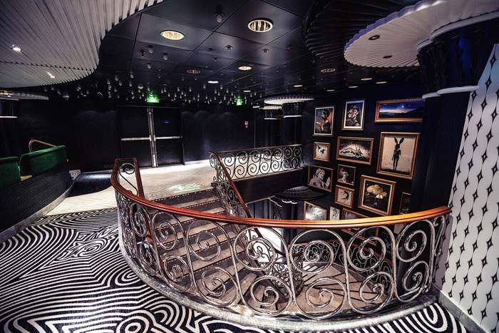 Nicko Cruises Vasco Da Gama Treppe Theatre 2.jpg